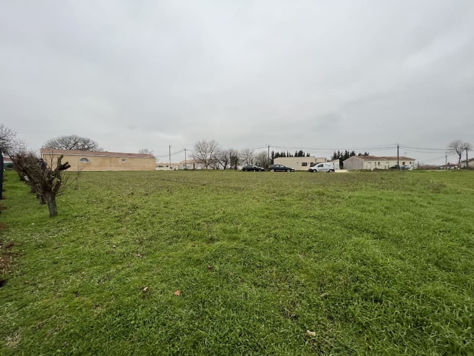 Terrain - Terrain à bâtir Montguyon (17270) à Montguyon (17), prix 25 000 €