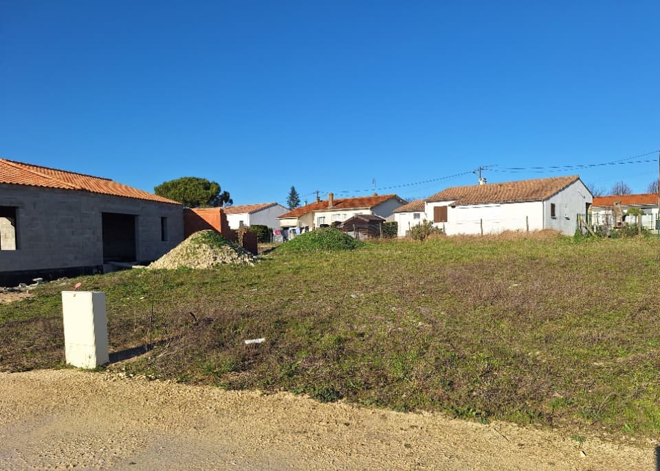 Terrain - Terrain à bâtir () à Semussac (17), prix 75 000 €
