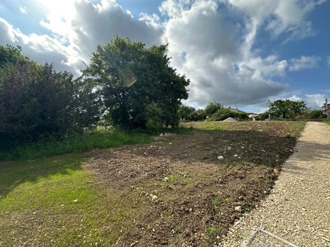 Terrain Magnac sur touvre (16) - 830m² - 75000€ (photo 3/4)