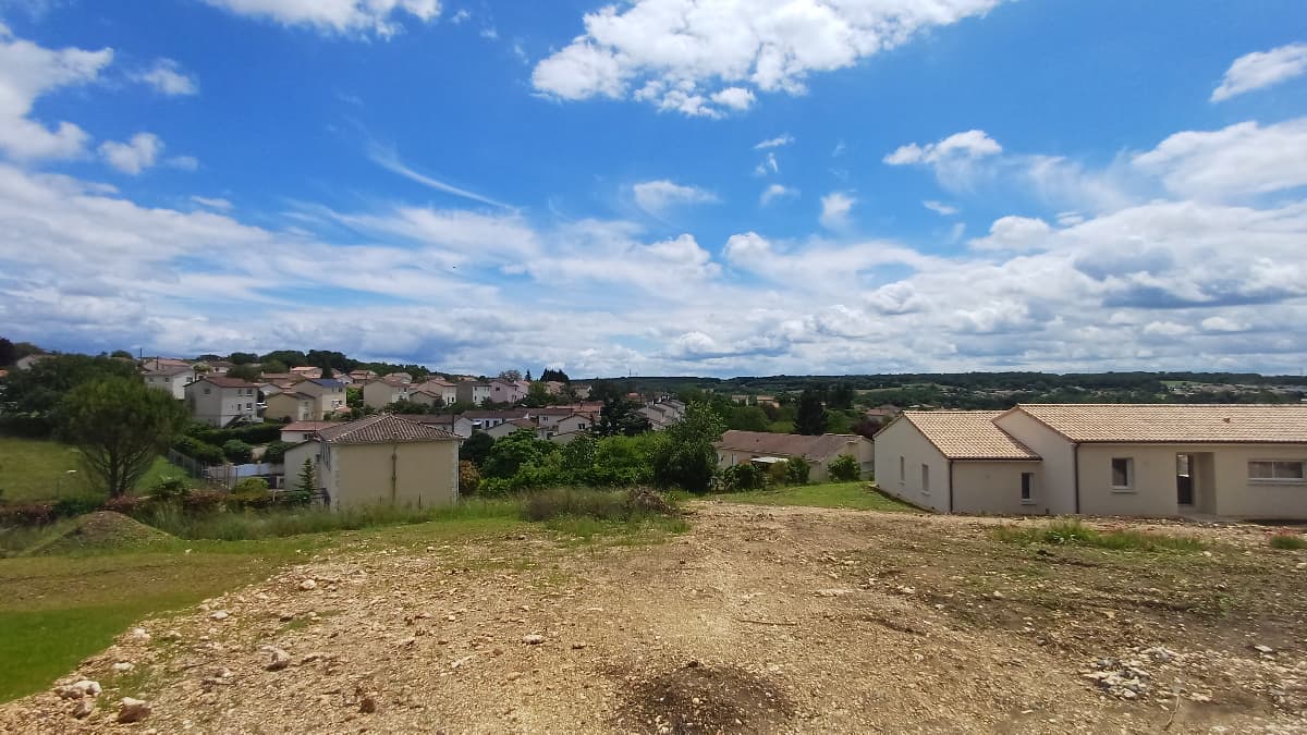 Lotissement Soyaux (16) - 900m² - 70000€ (photo 1/5)