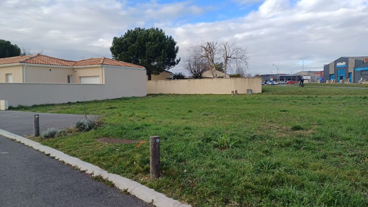 Lotissement Chateaubernard (16) - 373m² - 45900€ (photo 2/6)