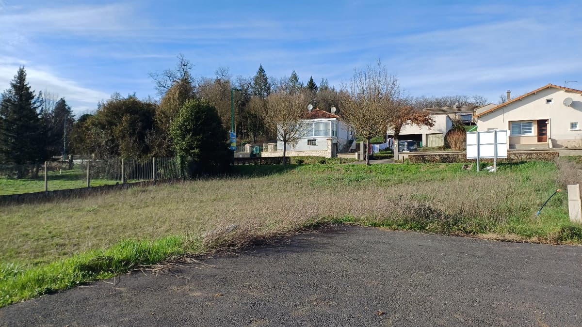 Lotissement Trois palis (16) - 237m² - 26000€ (photo 3/5)