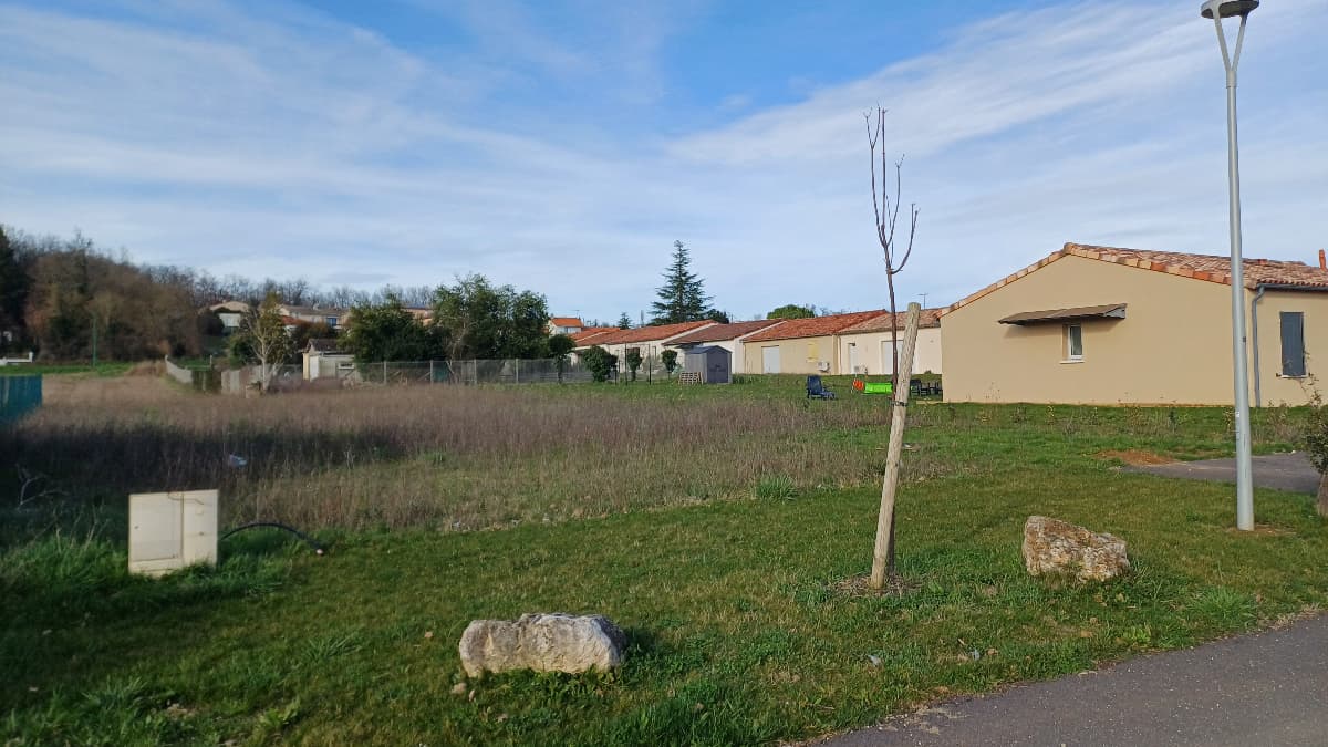 Lotissement Trois palis (16) - 237m² - 26000€ (photo 2/5)